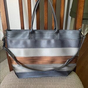 Harveys seatbelt Treecycle medium streamline tote